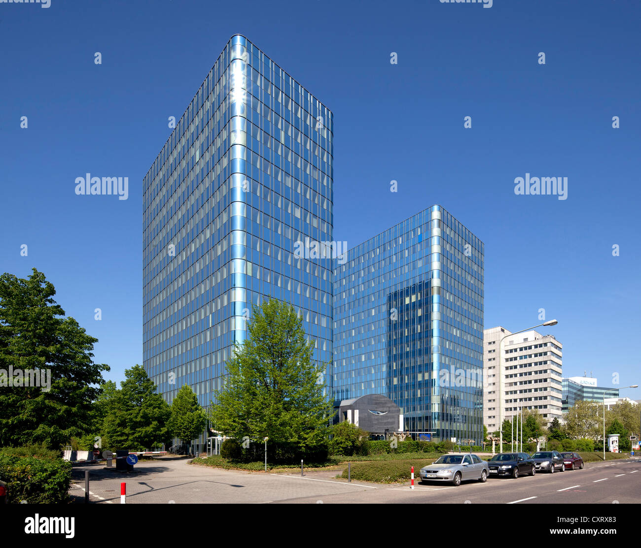 Torri di blu edificio per uffici, Buerostadt Niederrad business park, Frankfurt am Main, Hesse, Germania, Europa PublicGround Foto Stock
