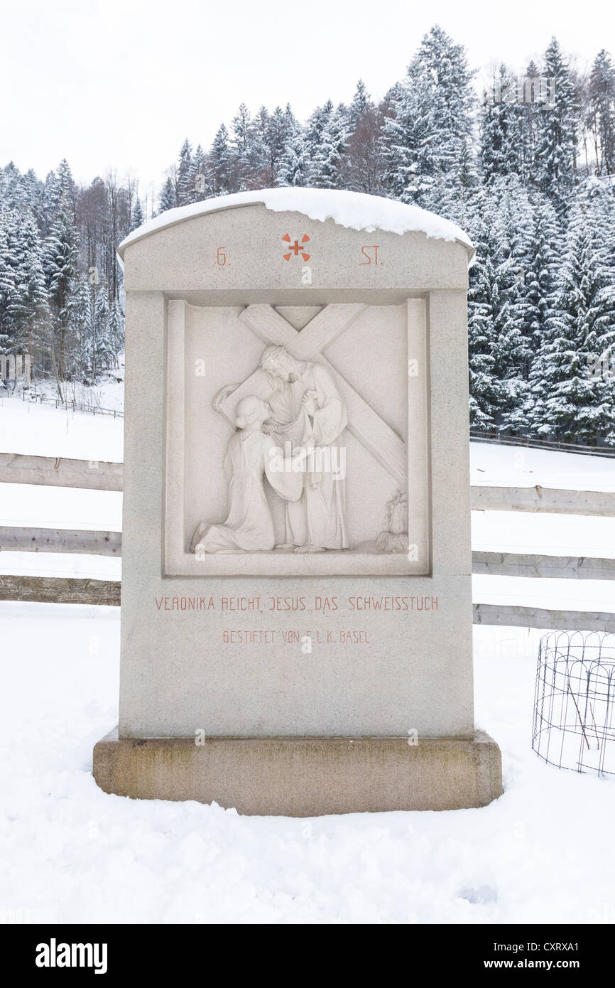 Stazione 6, le Stazioni della Croce, pellegrinaggio sentiero nella neve, Einsiedeln, Svizzera, Europa Foto Stock