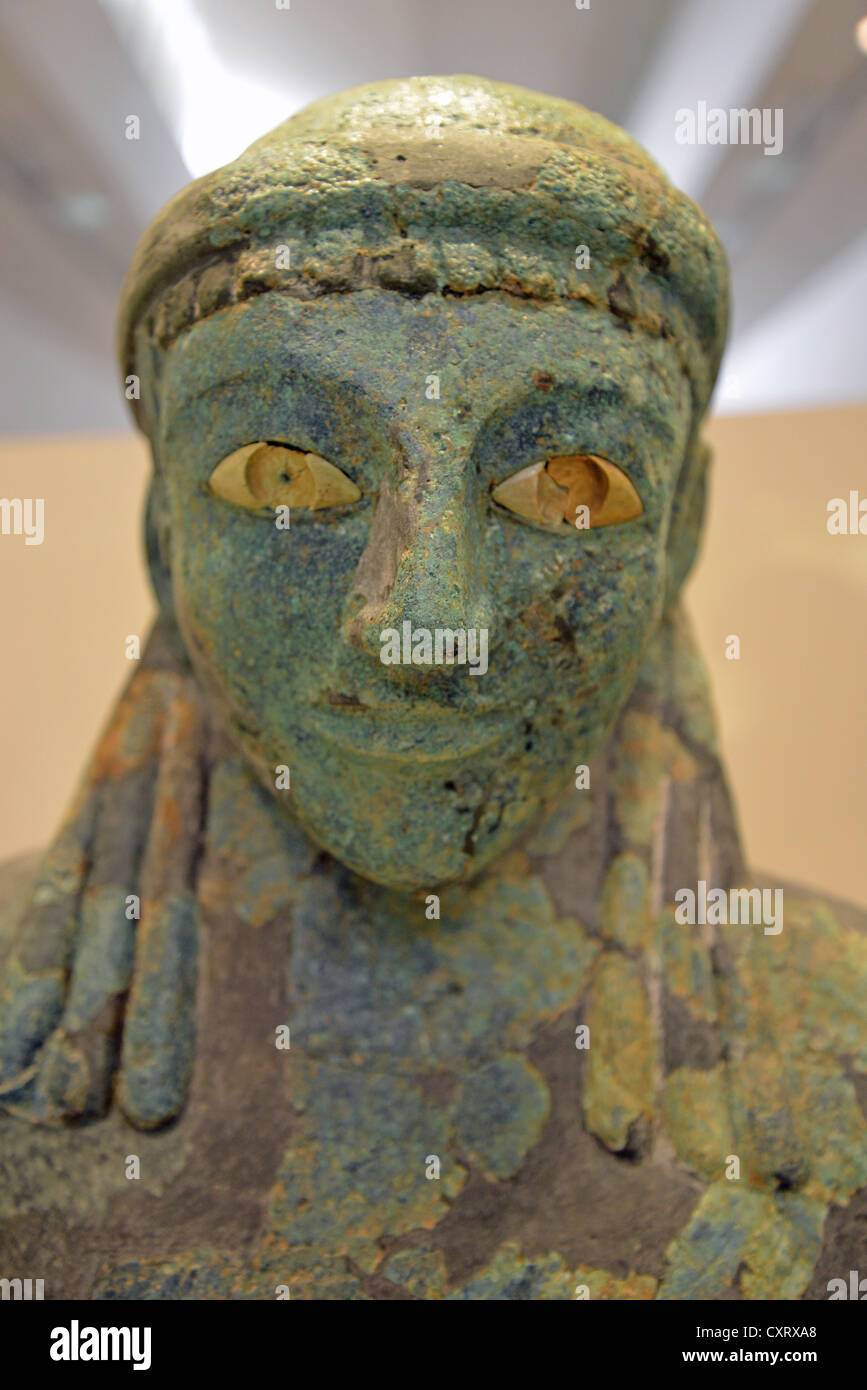 Femmina bronzo figura alata, il Museo Archeologico di Olimpia, Antica Olympia, Elis, Grecia occidentale Regione, Grecia Foto Stock