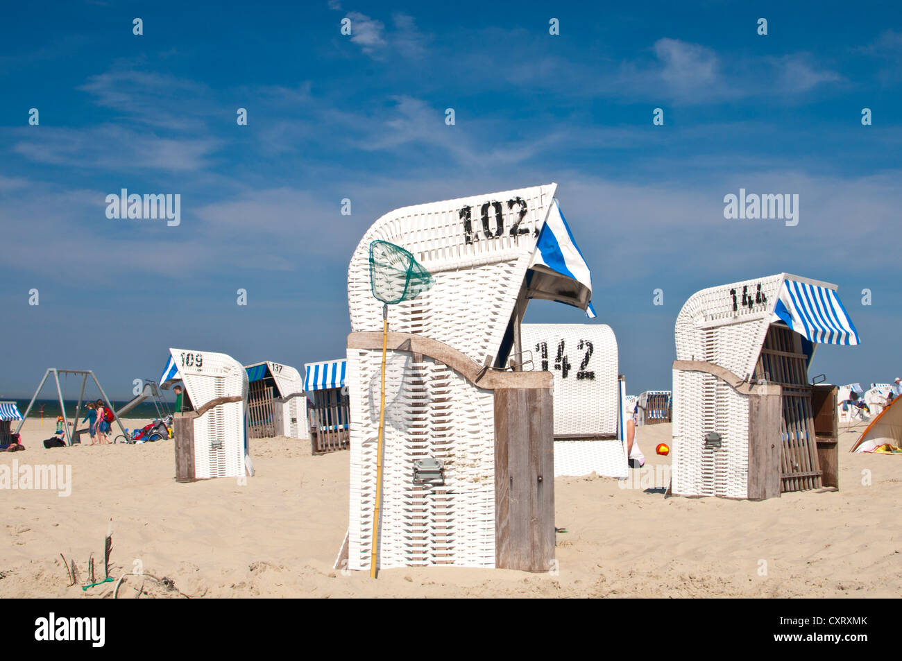 Coperto e sedie da spiaggia in vimini su una spiaggia, Spiekeroog, Frisia orientale, Bassa Sassonia, Germania, Europa Foto Stock