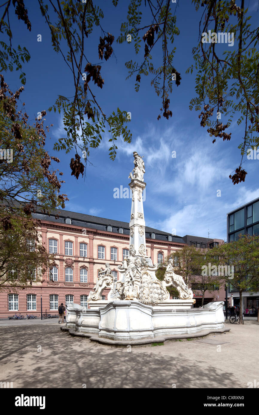 St George's fontana sul Kornmarkt, grano piazza del mercato, Trier, Renania-Palatinato, Germania, Europa PublicGround Foto Stock