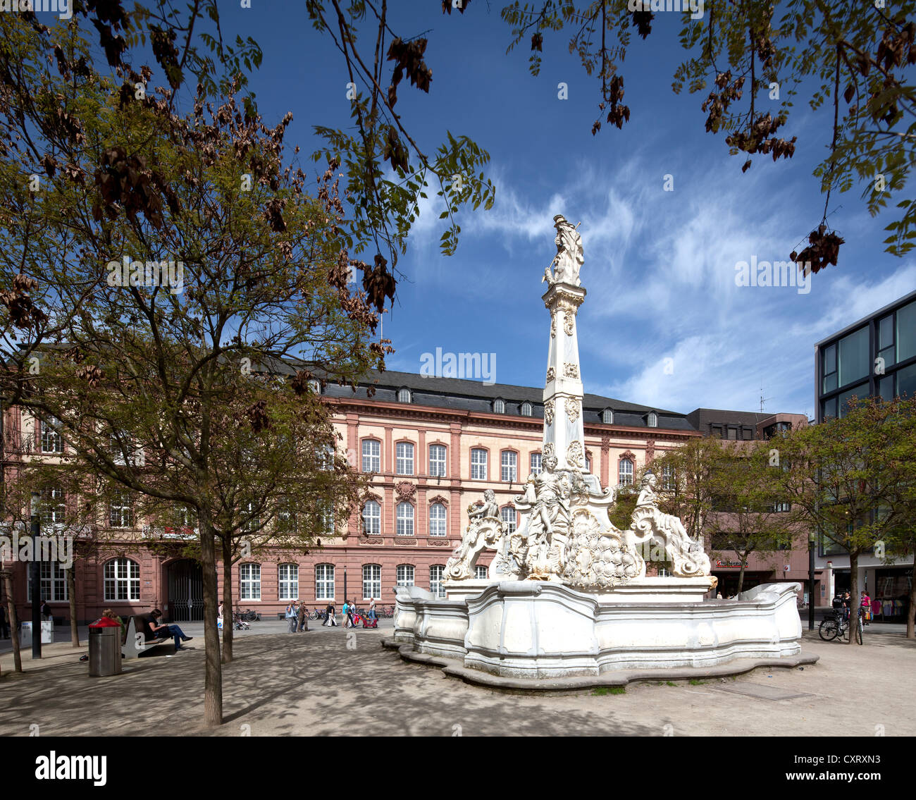 St George's fontana sul Kornmarkt, grano piazza del mercato, Trier, Renania-Palatinato, Germania, Europa PublicGround Foto Stock