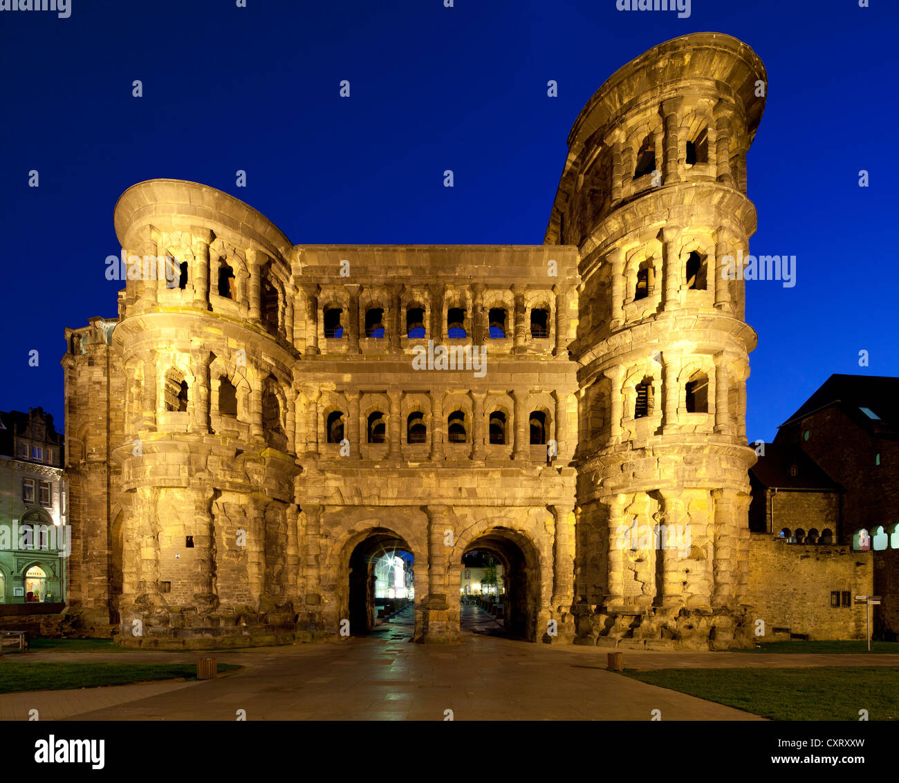 Porta Nigra city gate, facciata nord, un sito Patrimonio Mondiale dell'UNESCO, Trier, Renania-Palatinato, Germania, Europa PublicGround Foto Stock