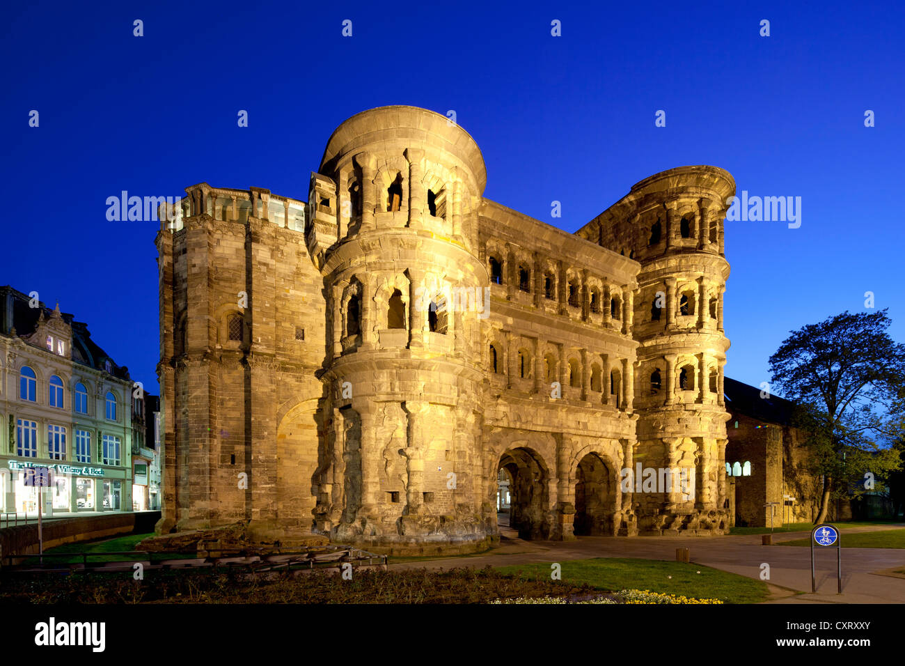 Porta Nigra city gate, facciata nord, un sito Patrimonio Mondiale dell'UNESCO, Trier, Renania-Palatinato, Germania, Europa PublicGround Foto Stock