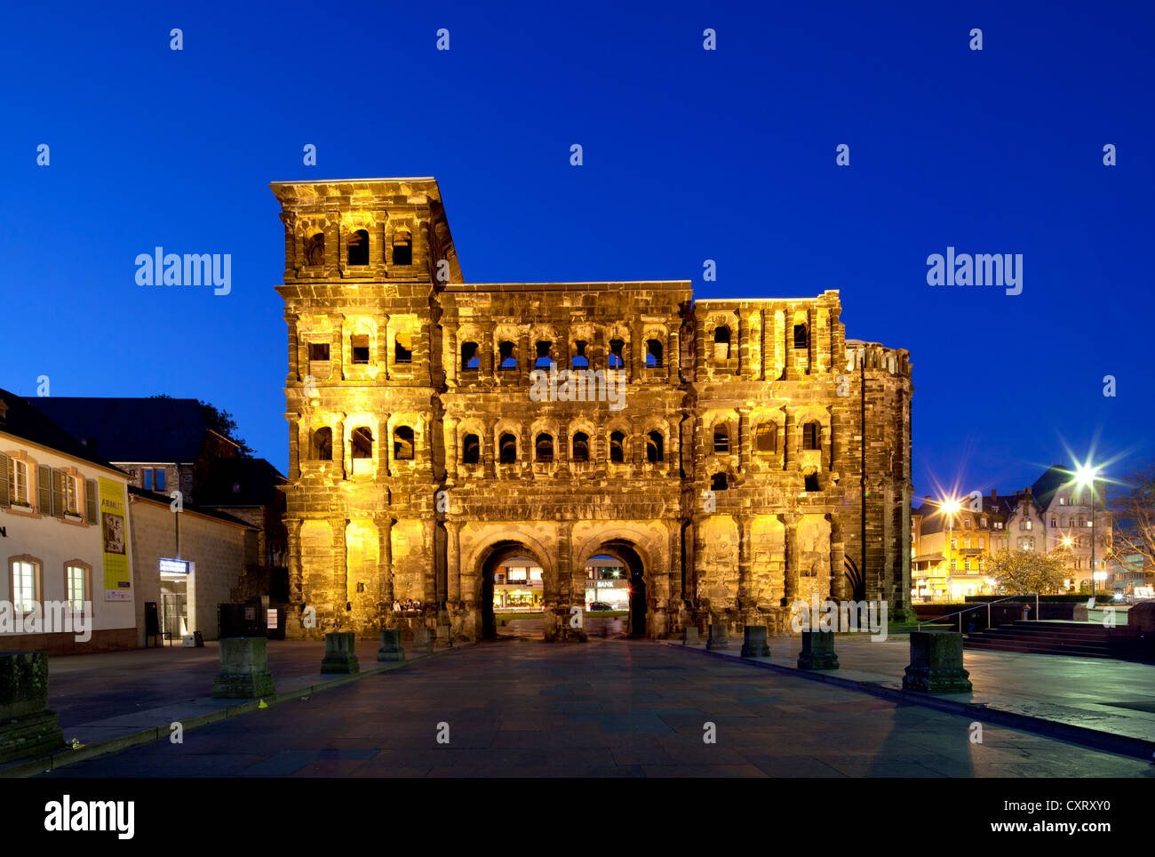 Porta Nigra city gate, facciata sud, un sito Patrimonio Mondiale dell'UNESCO, Trier, Renania-Palatinato, Germania, Europa PublicGround Foto Stock