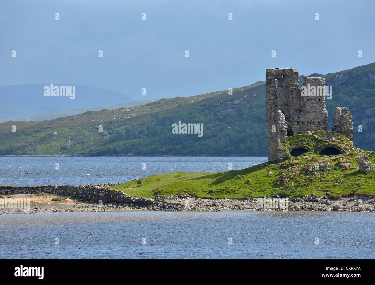 Il castello di Ardvreck, rovine su una piccola penisola nelle acque dolci del lago di Loch Assynt, Sutherland, Highlands scozzesi, Scozia Foto Stock