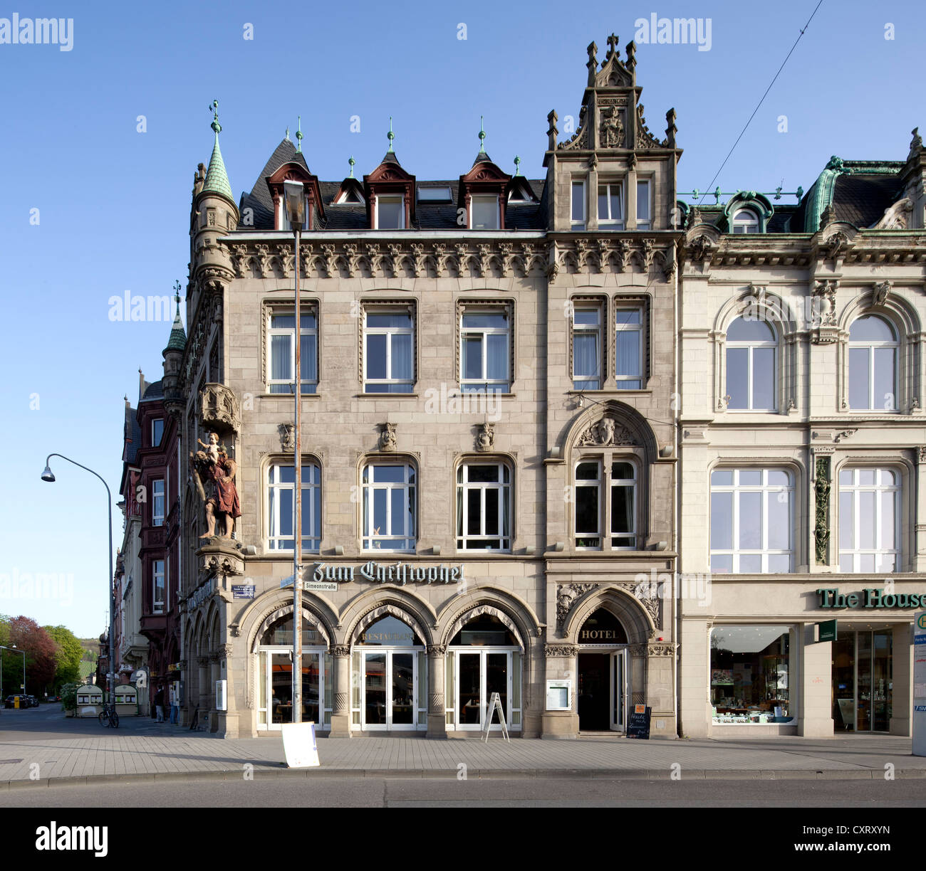 Storico edificio commerciale su Simeonstrasse Street, Trier, Renania-Palatinato, Germania, Europa PublicGround Foto Stock