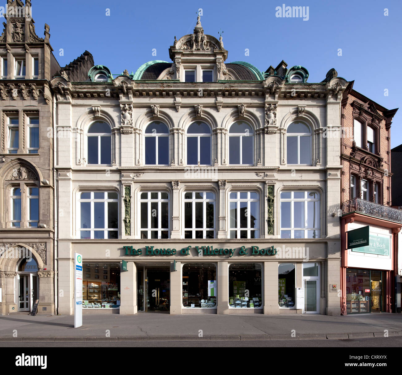 Storico edificio commerciale su Simeonstrasse Street, Trier, Renania-Palatinato, Germania, Europa PublicGround Foto Stock
