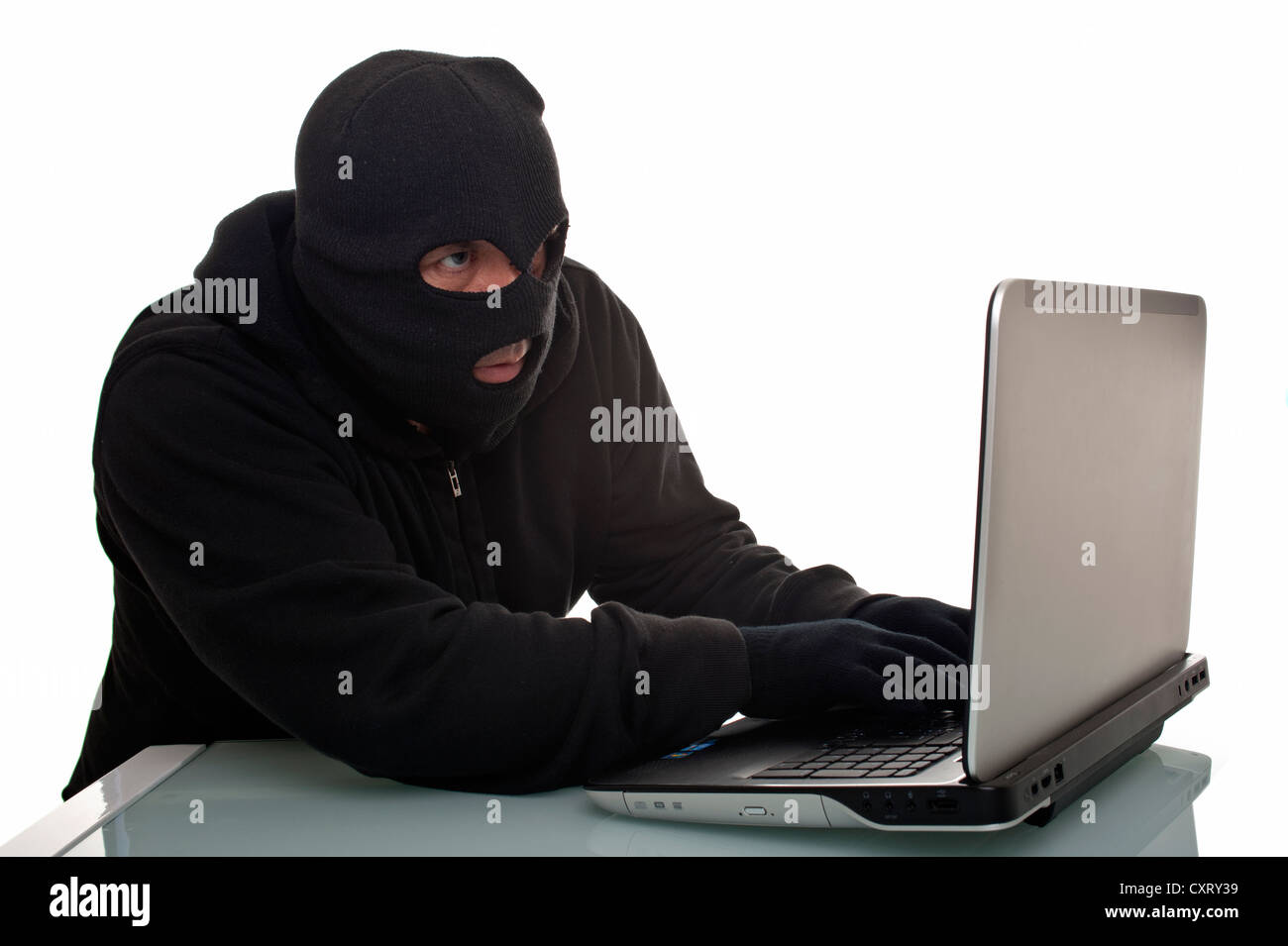 Hacker navigando in internet con un computer portatile, immagine simbolica per la pirateria informatica, il computer o il cyber crimine, il furto di dati Foto Stock