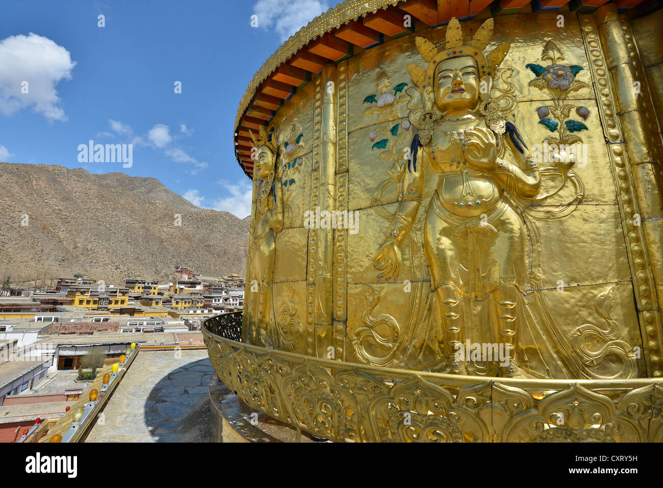 Buddismo tibetano, grande stupa dorato presso il monastero di Labrang, Xiahe, del Gansu precedentemente Amdo, Tibet, Cina e Asia Foto Stock