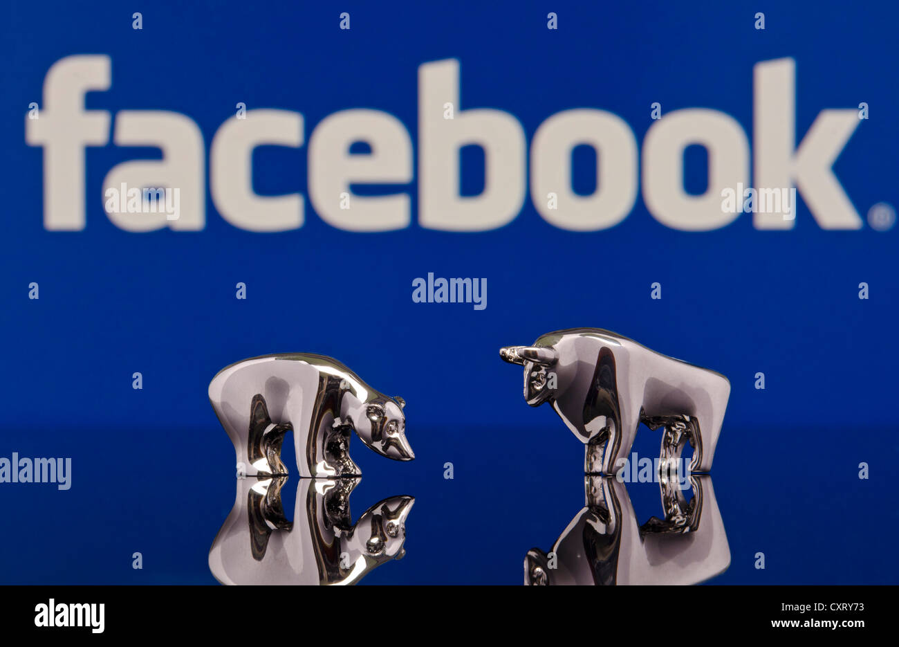 Il toro e l'orso in piedi di fronte a un logo di Facebook, immagine simbolica per la scorta di Facebook per il lancio sul mercato Foto Stock