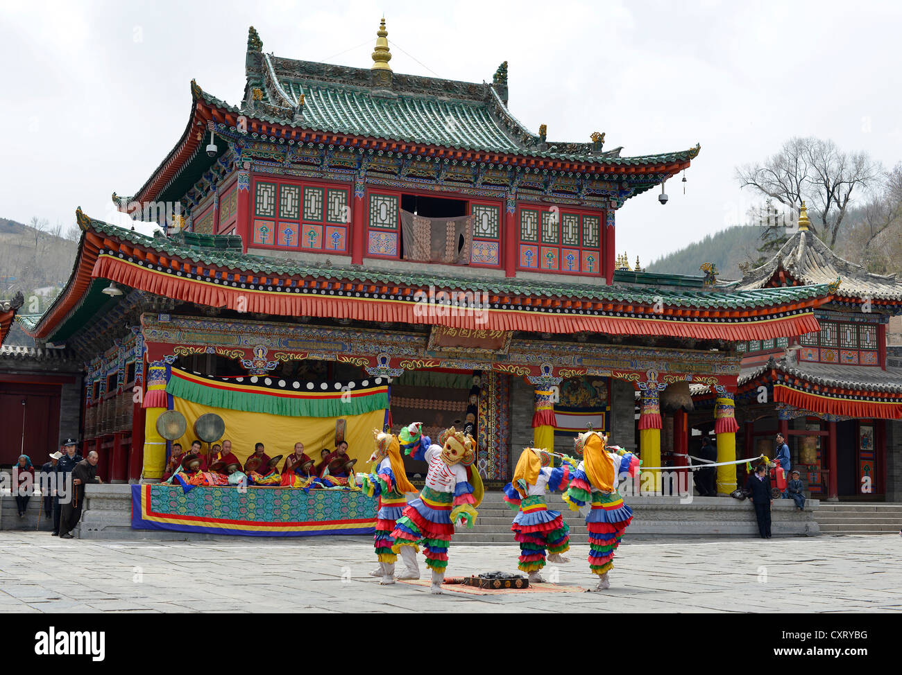 Buddismo tibetano, Cham danza, religiosi di ballo mascherato, nel grande  monastero Ghelupa del Kumbum, Ta'er monastero, Huangzhong Foto stock - Alamy