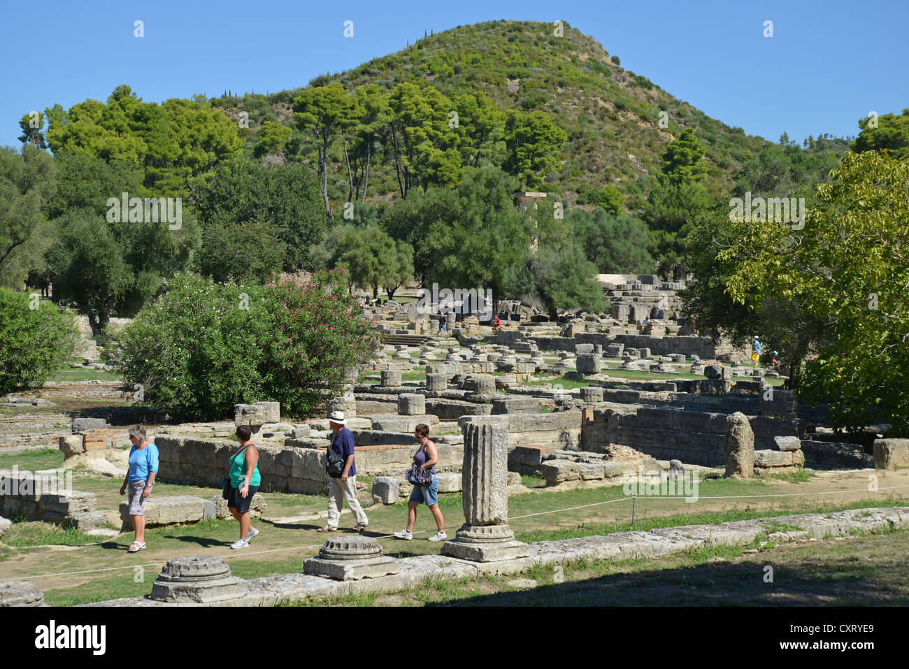 Vista di rovine e il Monte Kronos, Antica Olympia, Elis, Grecia occidentale Regione, Grecia Foto Stock