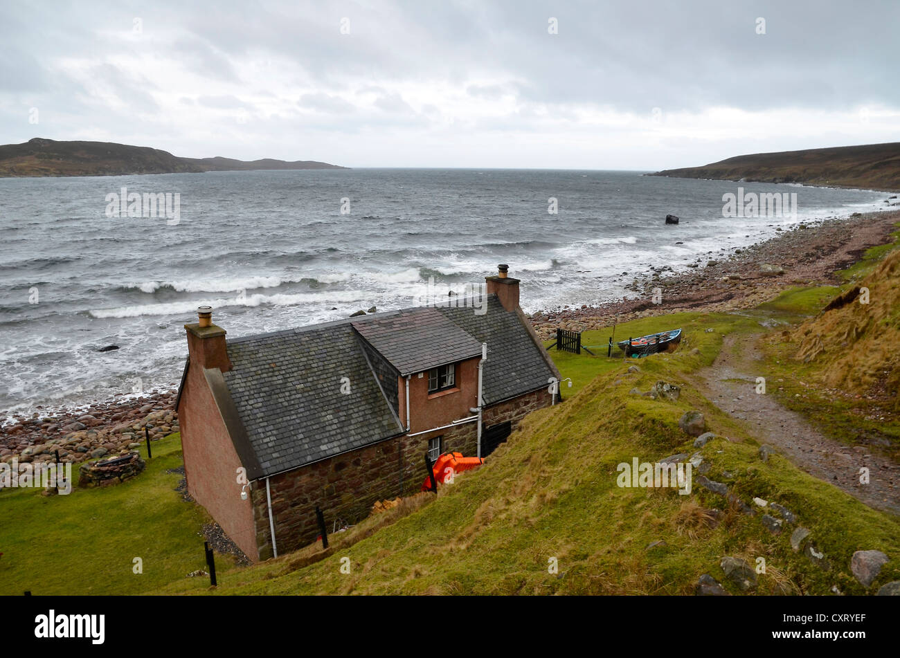 Piccola casa di pescatori su una baia di tempesta in inverno, mare tempestoso, Western Ross, Melvaig, Highlands, Scotland, Regno Unito Foto Stock