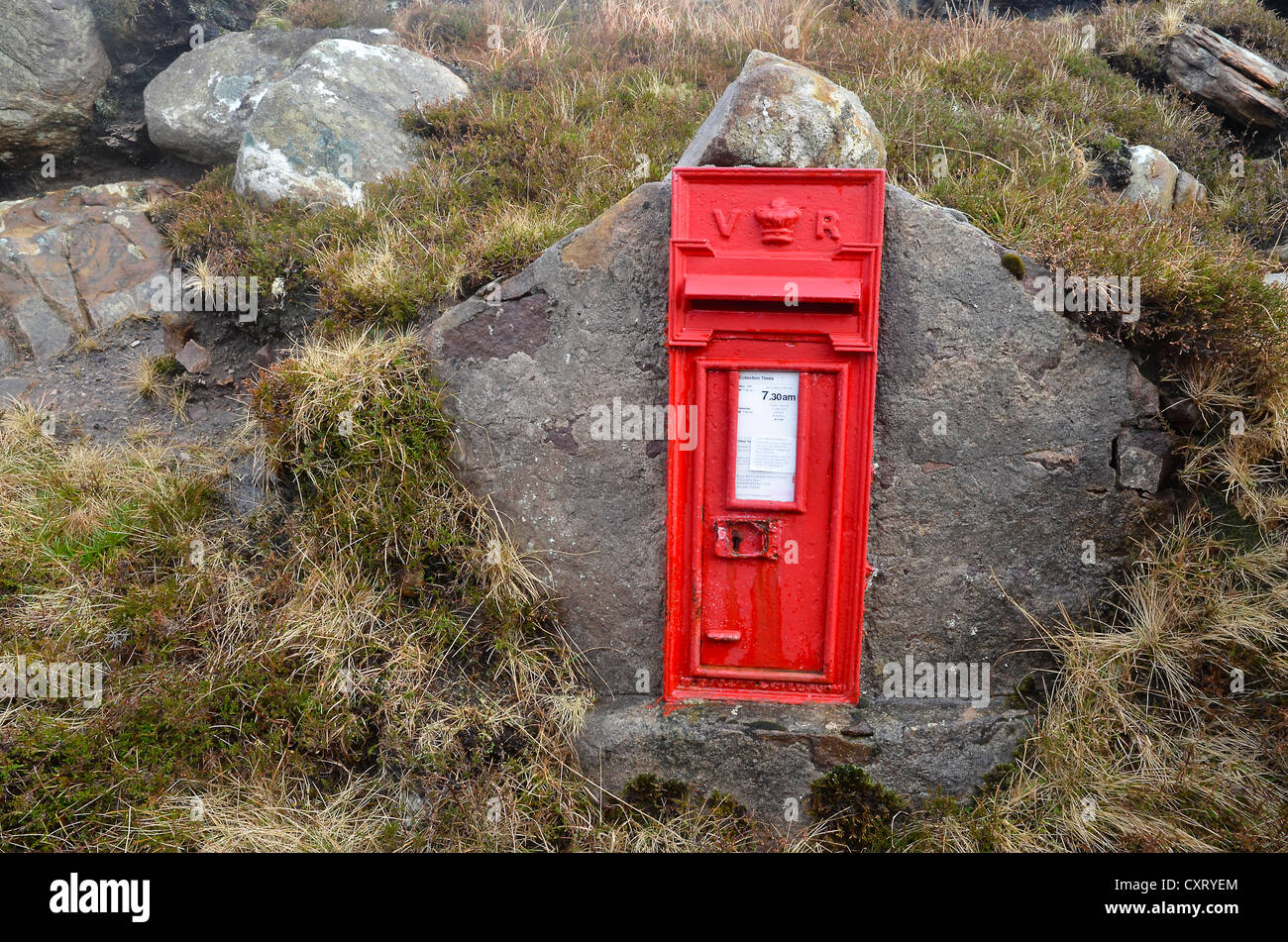 Rosso nella casella di posta del British post impostato in un masso, Western Ross, Melvaig, Highlands, Scotland, Regno Unito, Europa Foto Stock