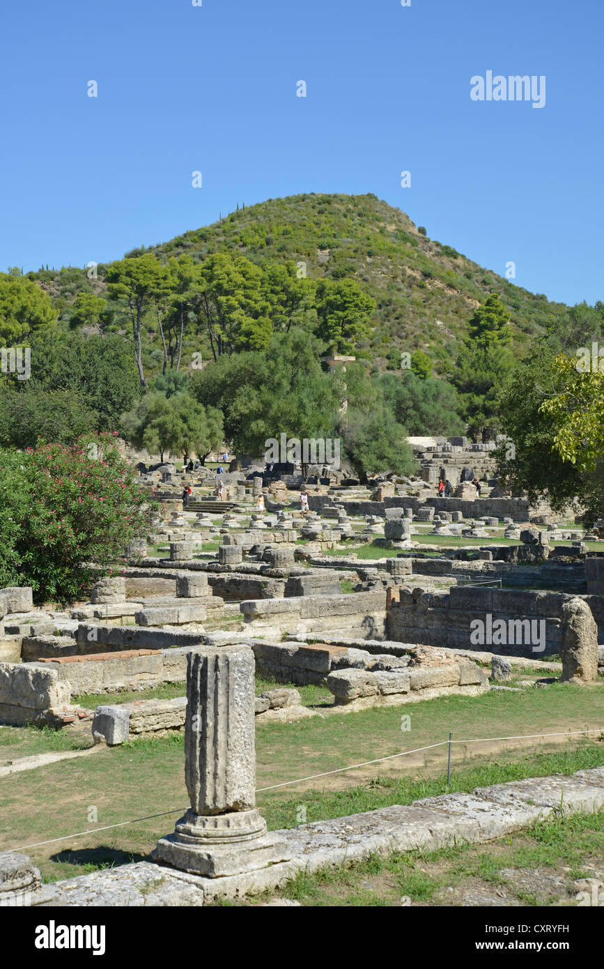 Vista di rovine e il Monte Kronos, Antica Olympia, Elis, Grecia occidentale Regione, Grecia Foto Stock