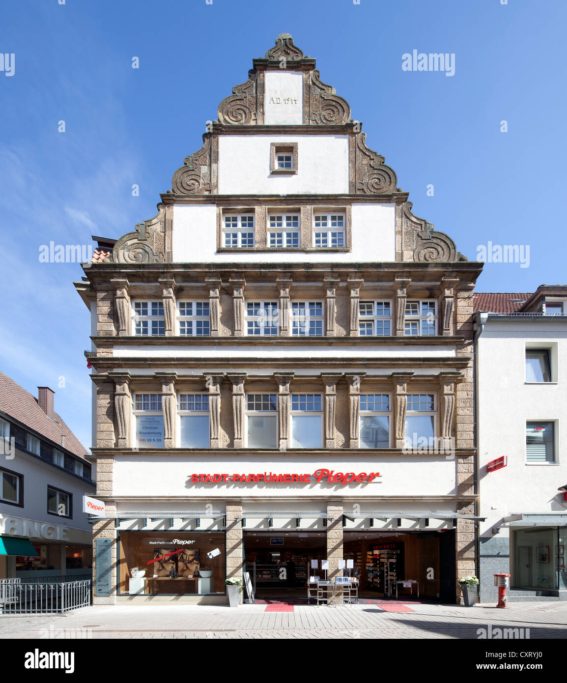 Storico edificio commerciale su Bruederstrasse street, Soest, Renania settentrionale-Vestfalia, Germania, Europa PublicGround Foto Stock