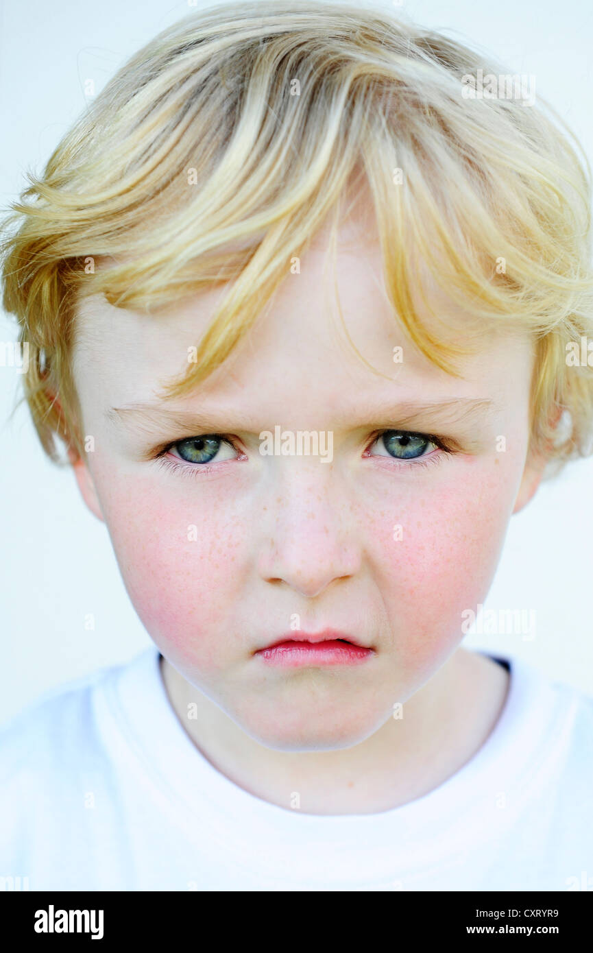 Grim fronte little boy Foto Stock