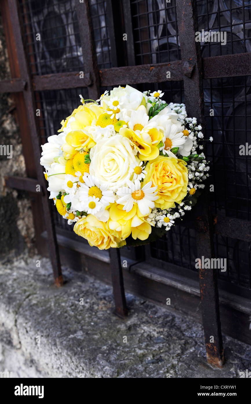 Bouquet nuziale su una vecchia griglia arrugginita Foto Stock