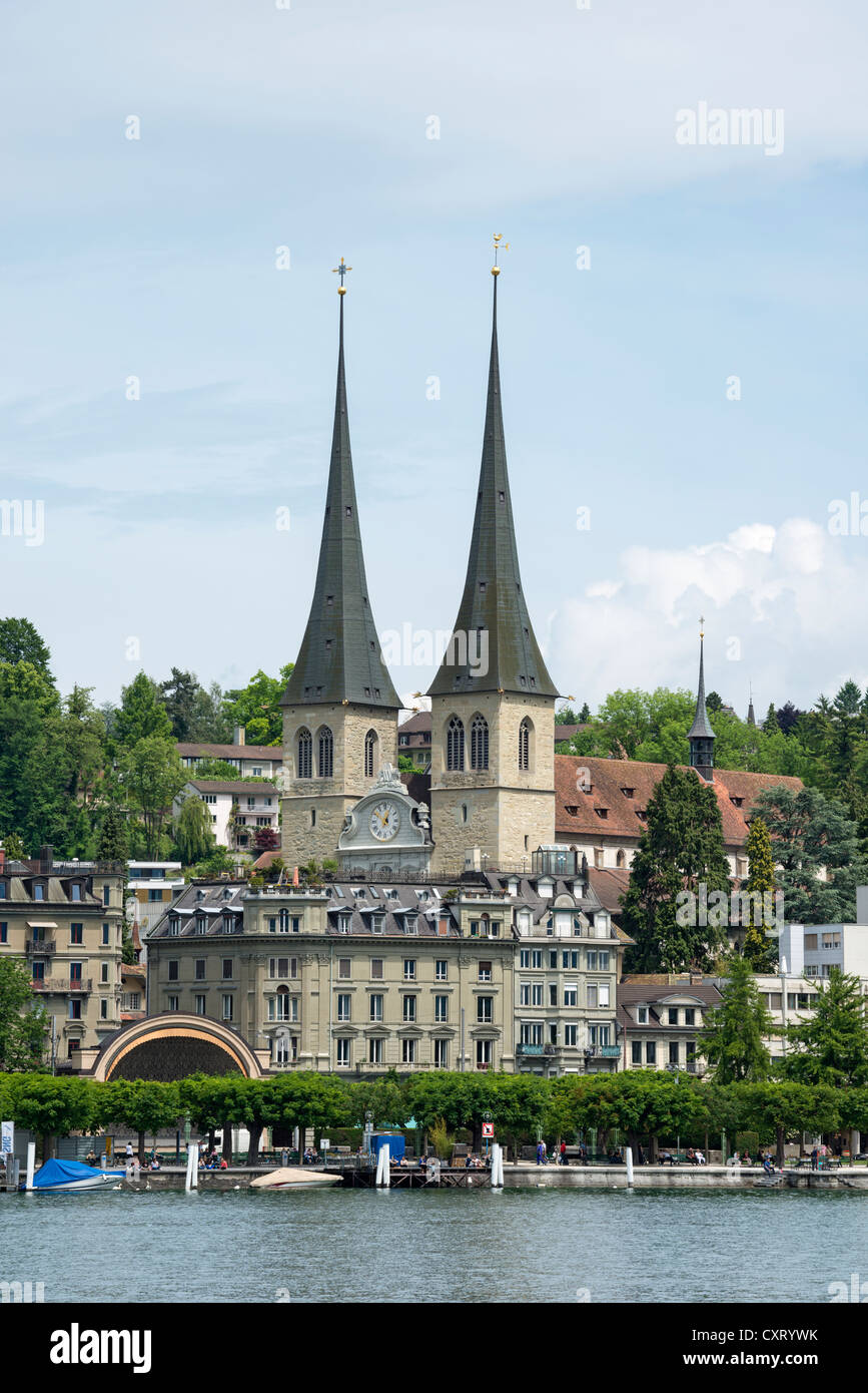 Vista della Hofkirche San Leodegar chiesa con i campanili e il quartiere storico di Lucerna si vede attraverso il lago di Lucerna Foto Stock