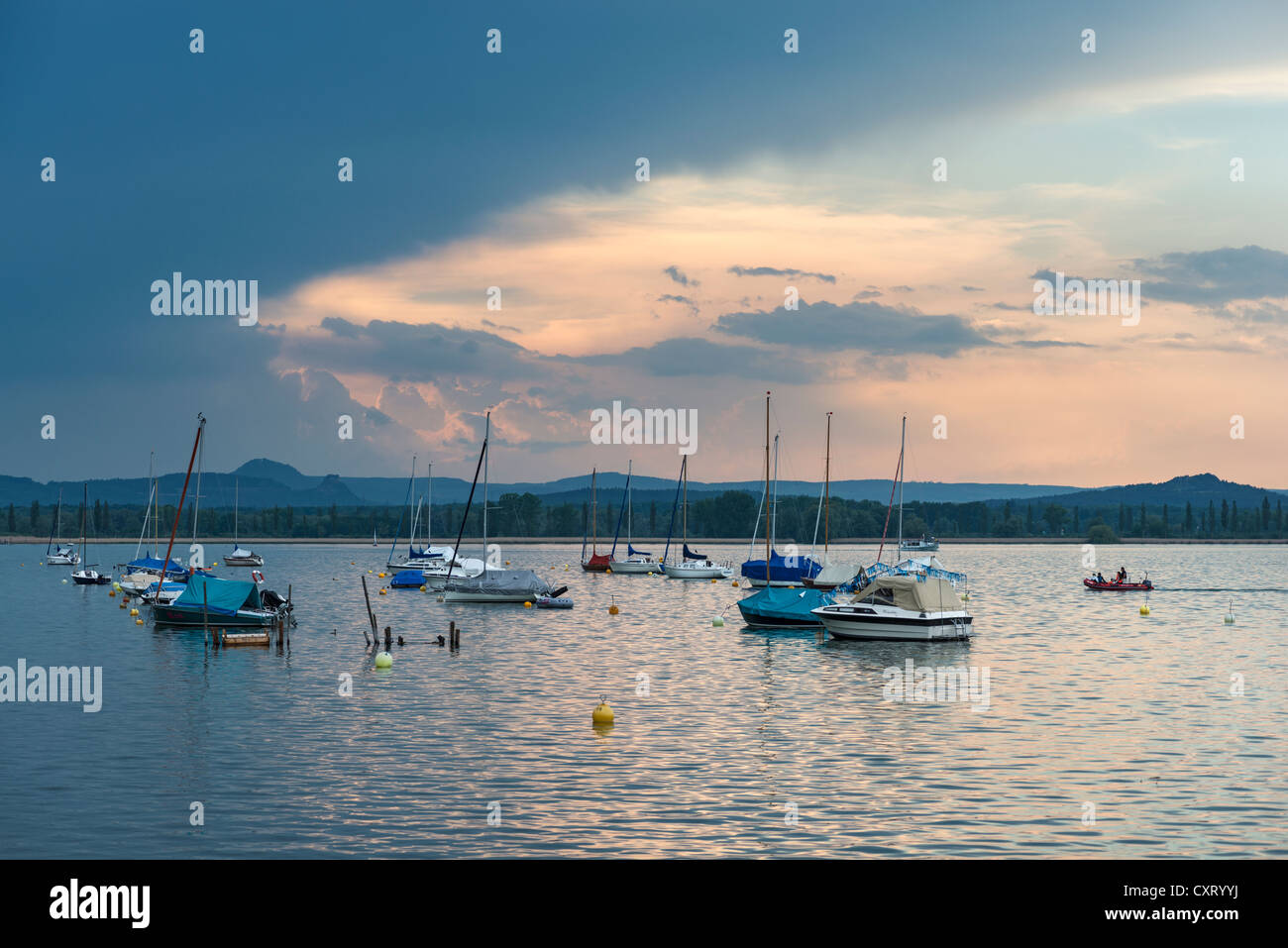 Affacciato sul porto di Iznang con cattivo tempo avvicinamento frontale, Baden-Wuerttemberg, Germania, Europa Foto Stock
