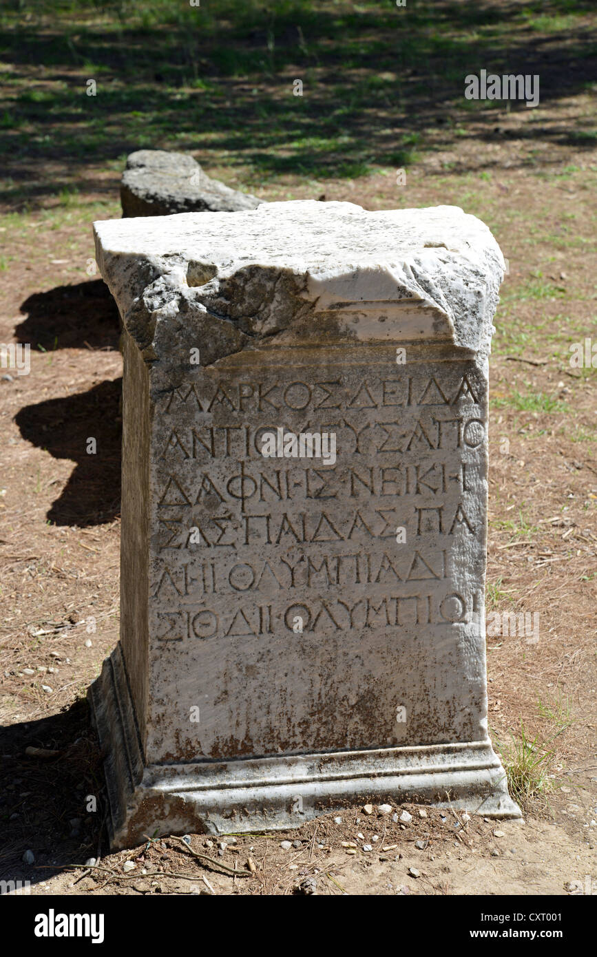 Iscrizione greca sulla colonna di pietra, antica Olympia, Elis, Grecia occidentale Regione, Grecia Foto Stock
