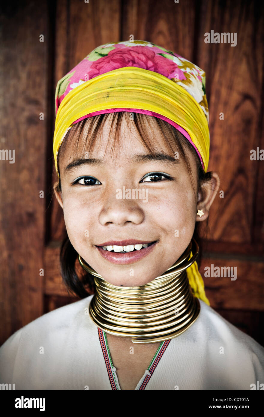 Kayan bambina indossa un costume tradizionale, vicino al Lago Inle Birmania, noto anche come il Myanmar, Asia sud-orientale, Asia Foto Stock
