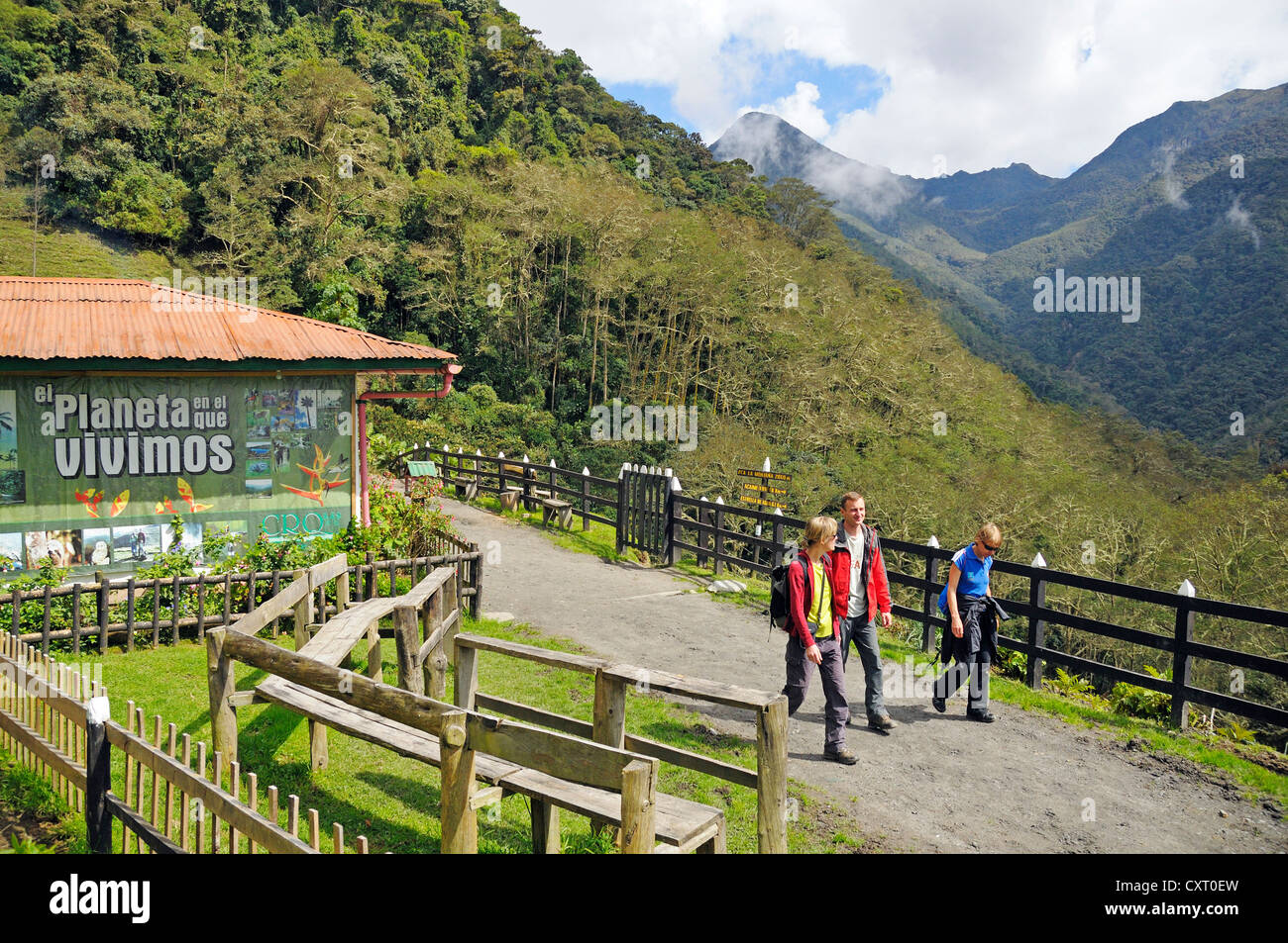 Gli escursionisti nella parte anteriore di una baita di montagna a Los Nevados Nazionale Parco Naturale, dipartimento di Quindio, Colombia, America Latina Foto Stock