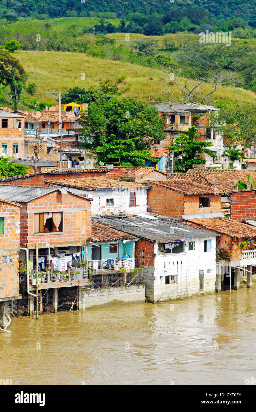 L'acqua alta, inondazioni, comune di La Comunidad Pintada, Rio fiume Cauca, Colombia, America Latina e America del Sud Foto Stock