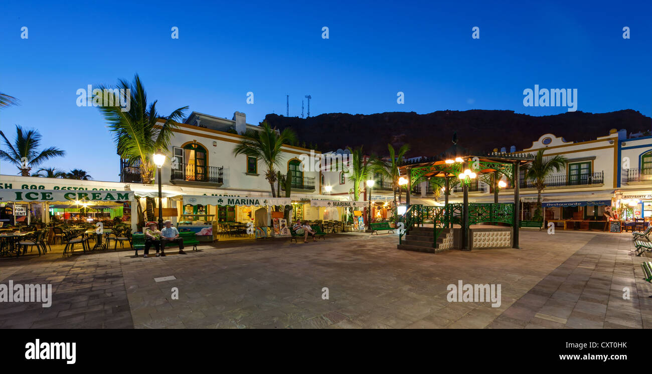 I ristoranti e il Waterside promenade al crepuscolo, porto di Puerto de Mogan, Gran Canaria, Isole Canarie, Spagna, Europa Foto Stock