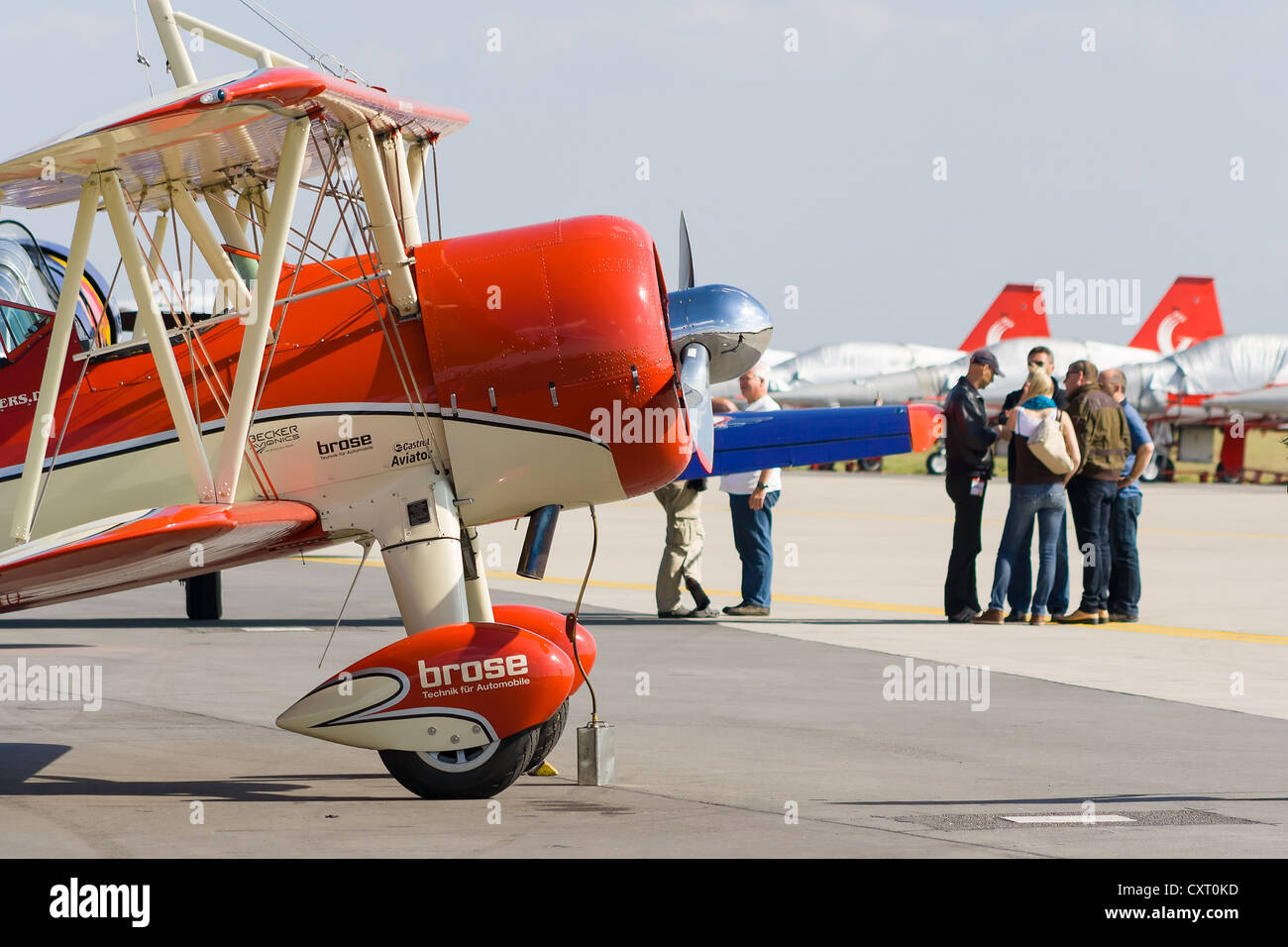 Una formazione militare di aeromobili modello Boeing-Stearman 75 Foto Stock