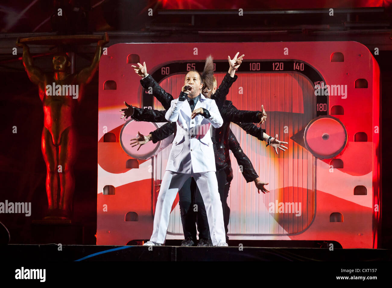 Cantante svizzero Rene Baumann alias DJ Bobo cantare dal vivo al suo  Dancing in Las Vegas show, SwissLife Arena, Lucerna, Svizzera Foto stock -  Alamy