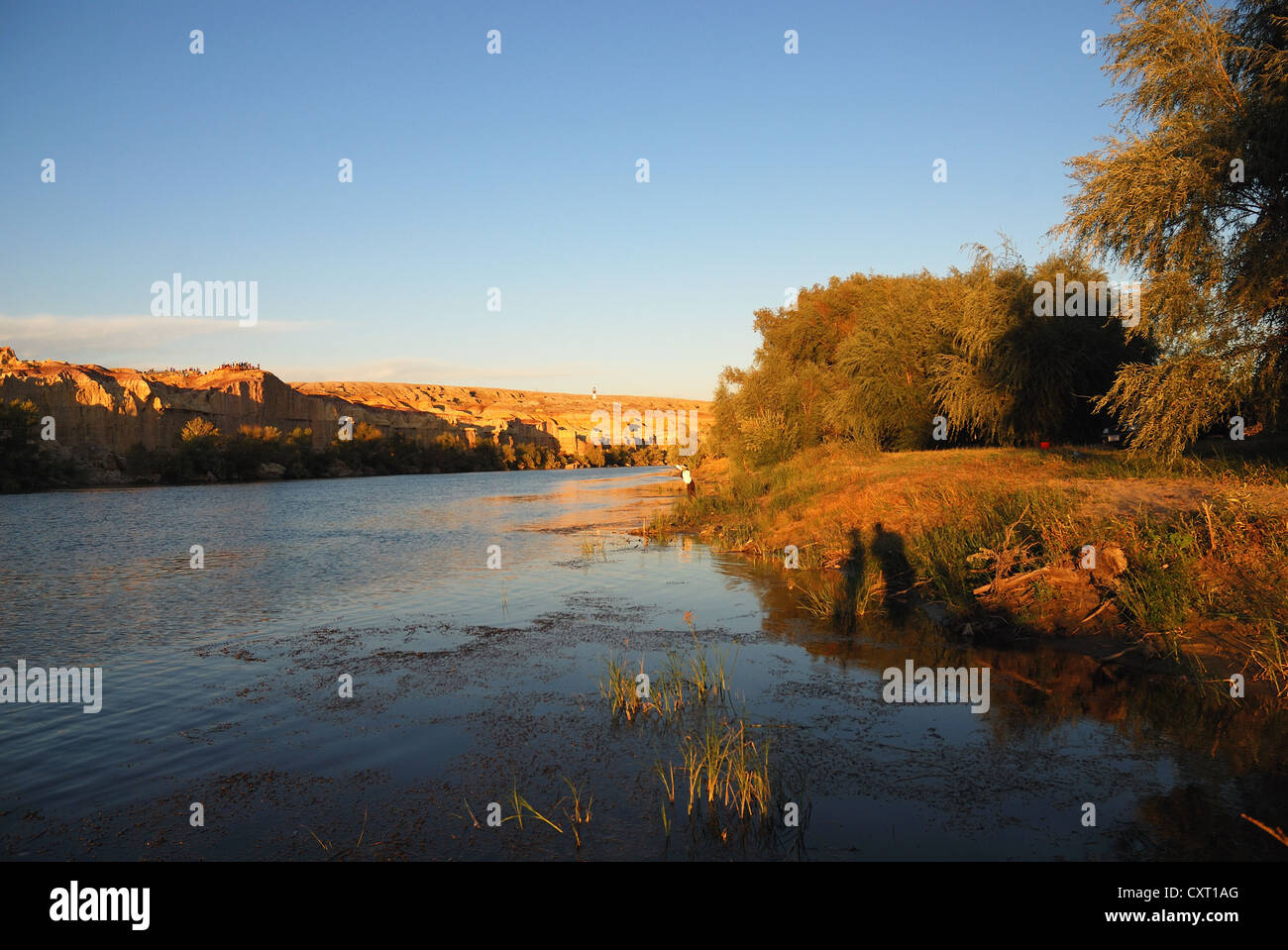Xinjiang, Hemu, paesaggio, tramonto, lago, autunno, fiume, cielo blu, canne, riflessione, montagna Foto Stock