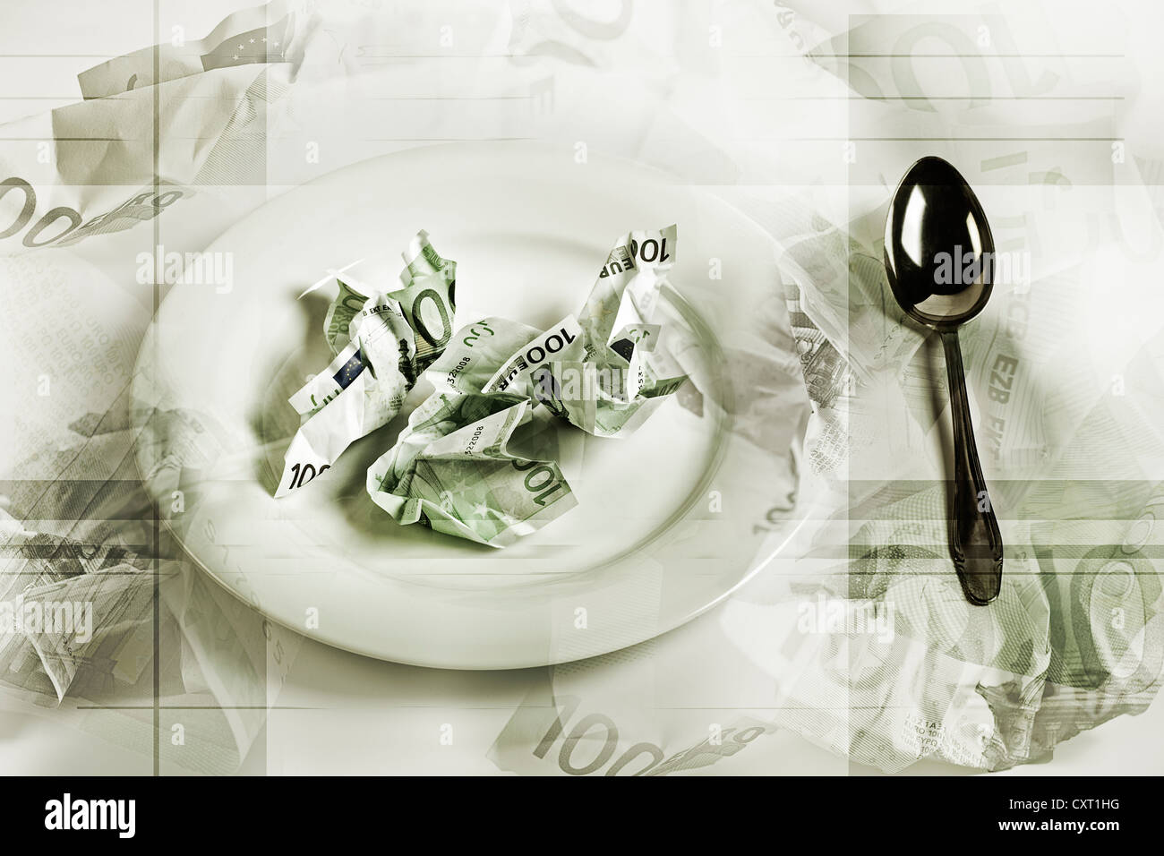 Crumpled di banconote in euro su una piastra con un cucchiaio, immagini simboliche per 'non si può mangiare denaro". Foto Stock