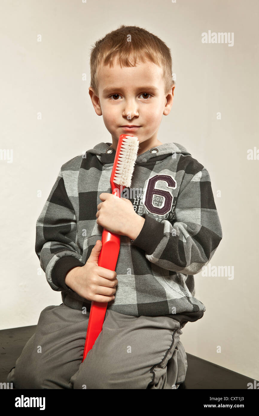 Ragazzo tenendo un gigante di spazzolino da denti Foto stock - Alamy
