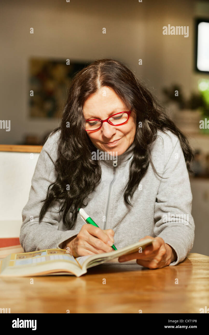 Donna con un libro puzzle Foto Stock