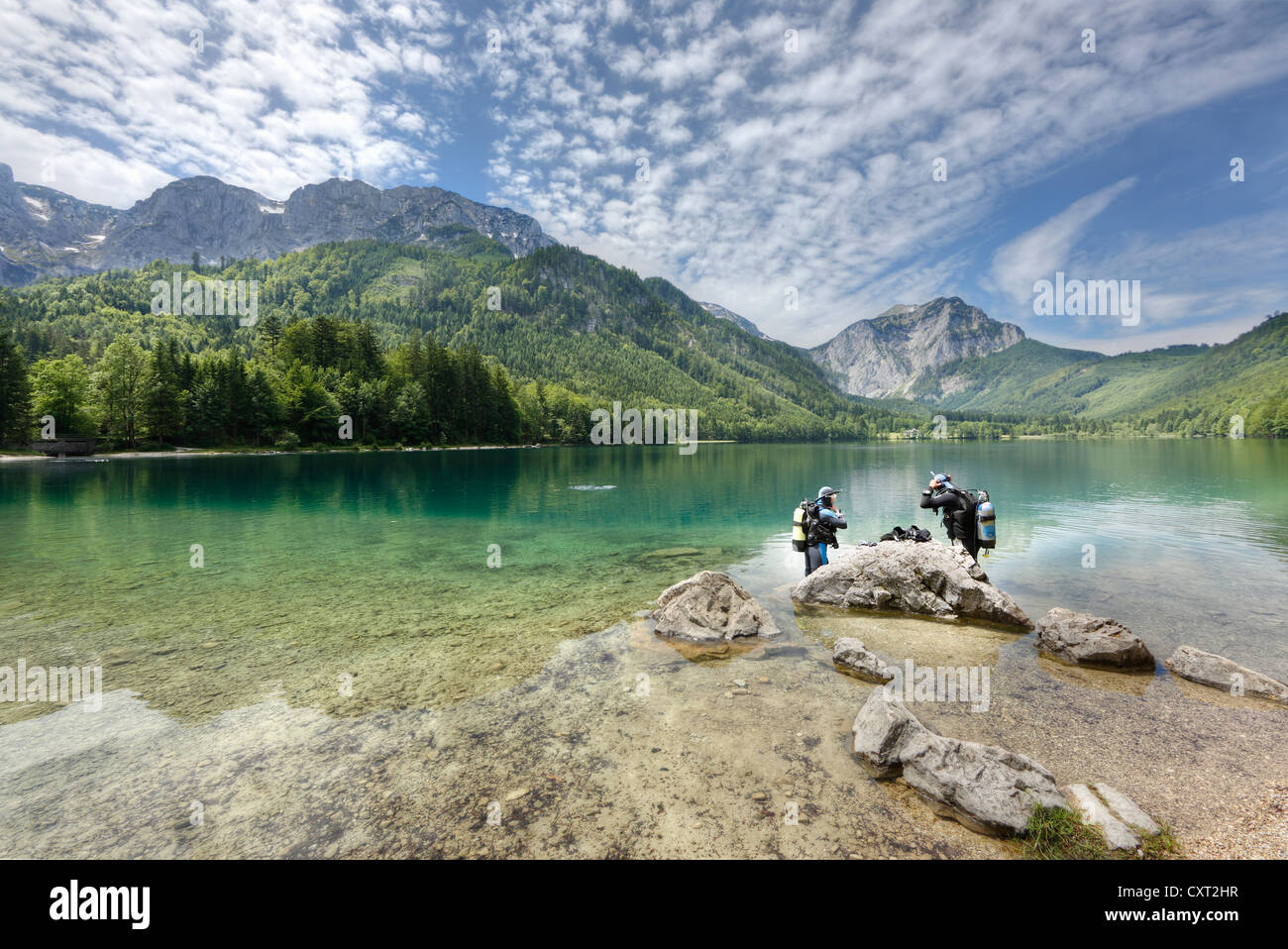 I subacquei, Vorderer Langbathsee lago, con Mt di Spielberg, nei pressi di Ebensee, regione del Salzkammergut, Austria superiore, Austria, Europa Foto Stock