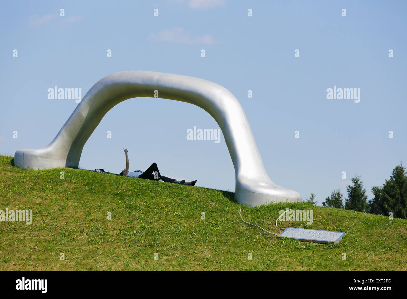 La scultura 'Globo come una valigia', 2004, da Peter Weibel, Austriaca Sculpture Park, Unterpremstaetten vicino , Austria, Europa Foto Stock