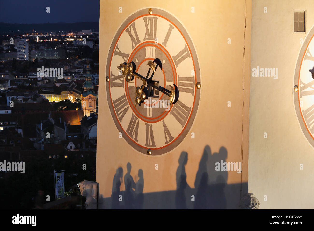 Ombre umane sulla torre dell'orologio sul Schlossberg, castle hill, Graz, Stiria, Austria, Europa PublicGround Foto Stock