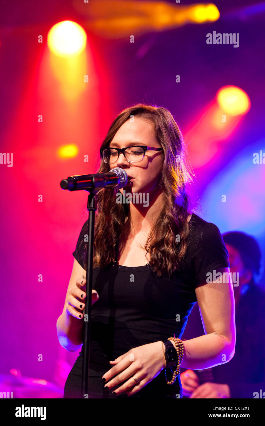 Cantante svizzera Stefanie Heinz man performing live in Schueuer concert hall, Lucerna, Svizzera, Europa Foto Stock