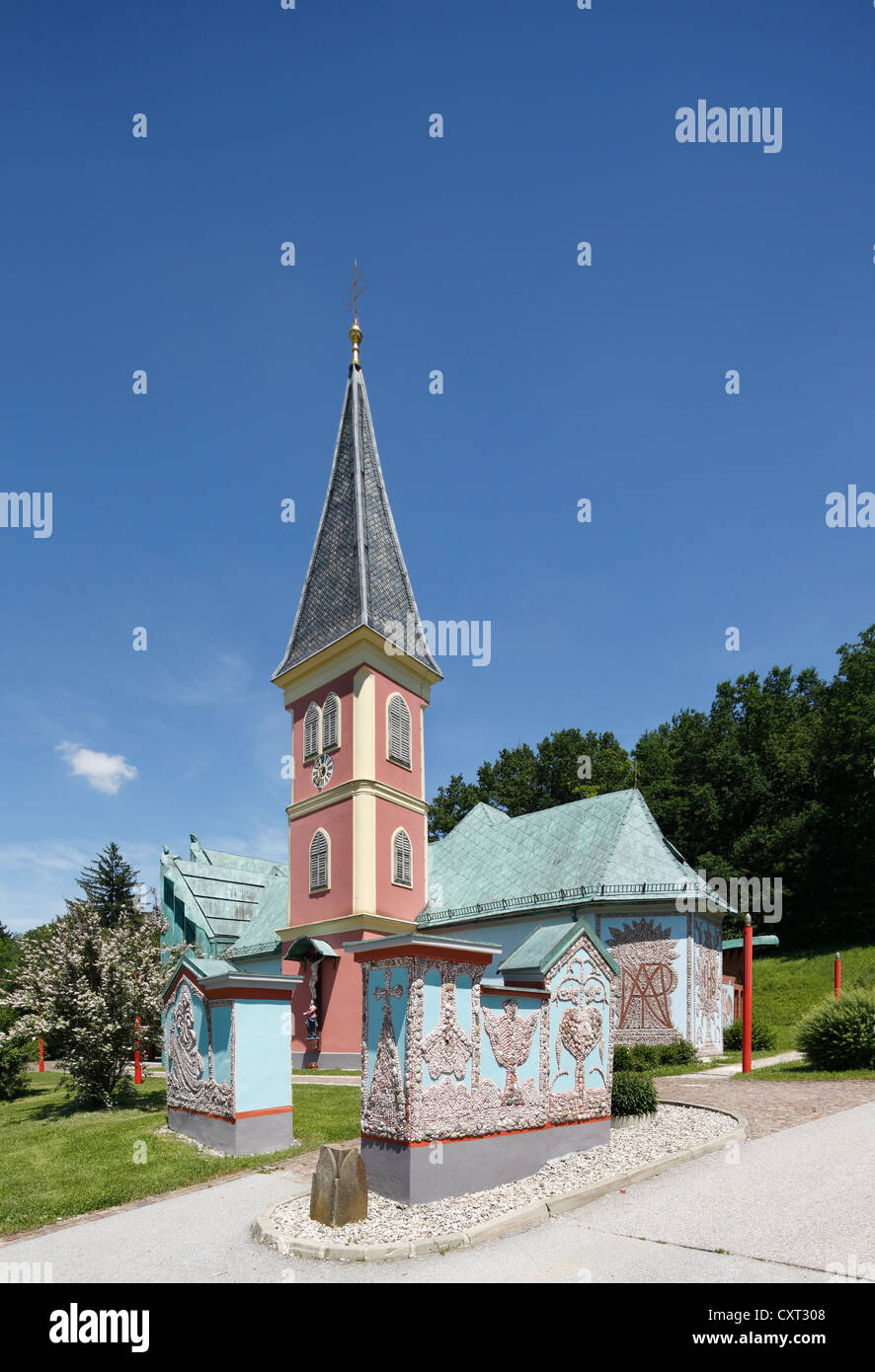 Chiesa parrocchiale di San Giacomo, St James, progettato da Ernst Fuchs, Thal vicino a Graz, Stiria, Austria, Europa PublicGround Foto Stock
