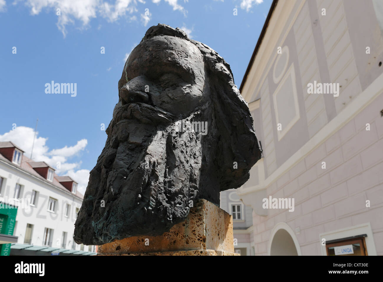 Busto di Johannes Brahms nella parte anteriore del Brahms Museum, Muerzzuschlag vicino al passaggio di Semmering, Stiria, Austria, Europa Foto Stock