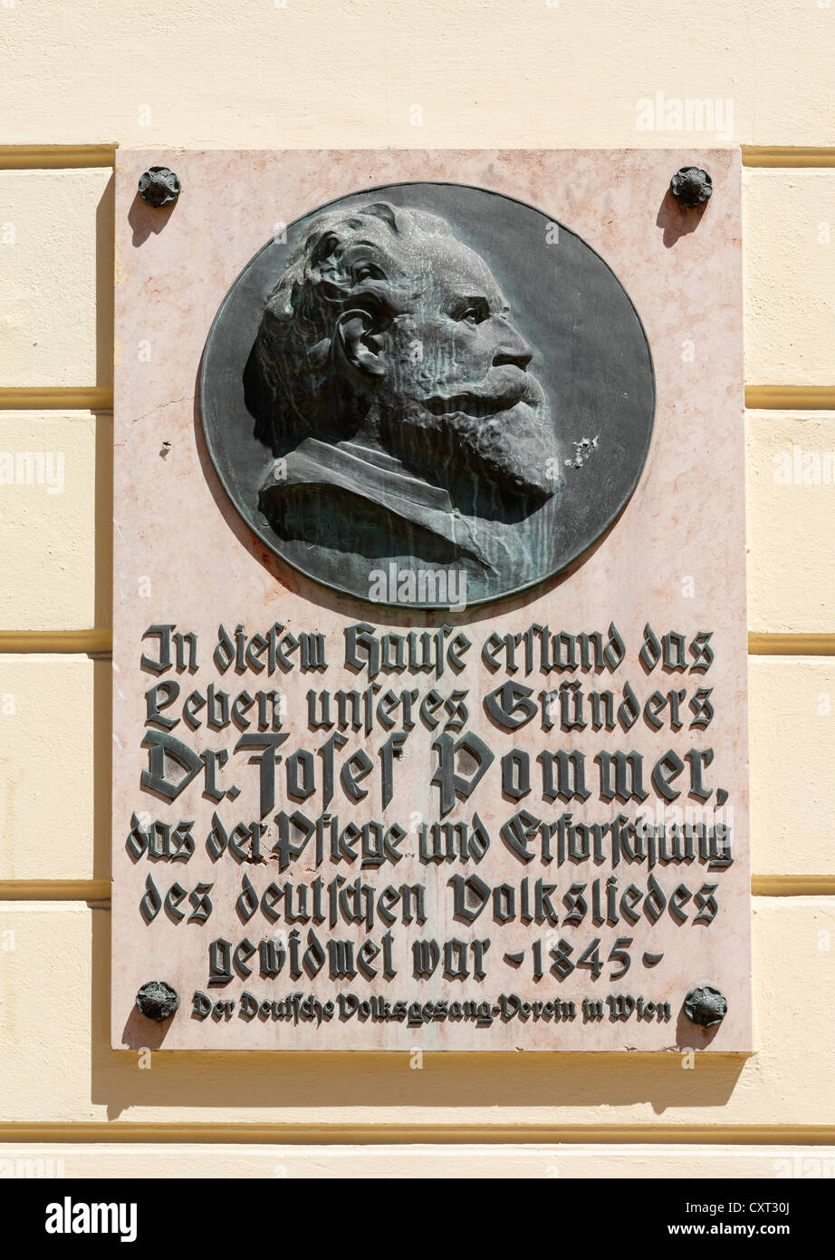 Lapide a birthplay di Josef Pommer, Muerzzuschlag vicino al passaggio di Semmering, Stiria, Austria, Europa PublicGround Foto Stock