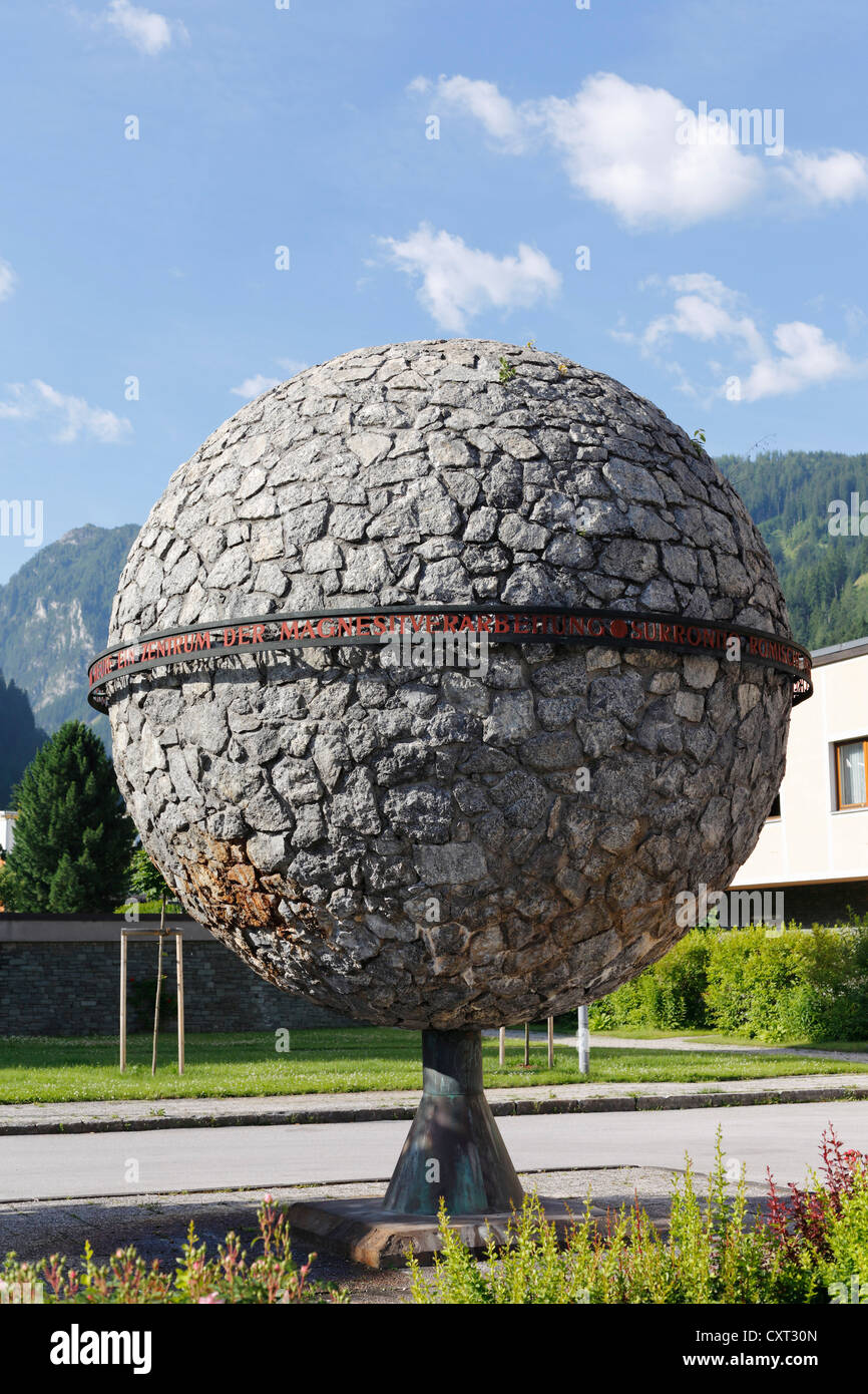 Globo, monumento di Magnesit-Werke, opere di magnesite, Trieben, Stiria, Austria, Europa PublicGround Foto Stock