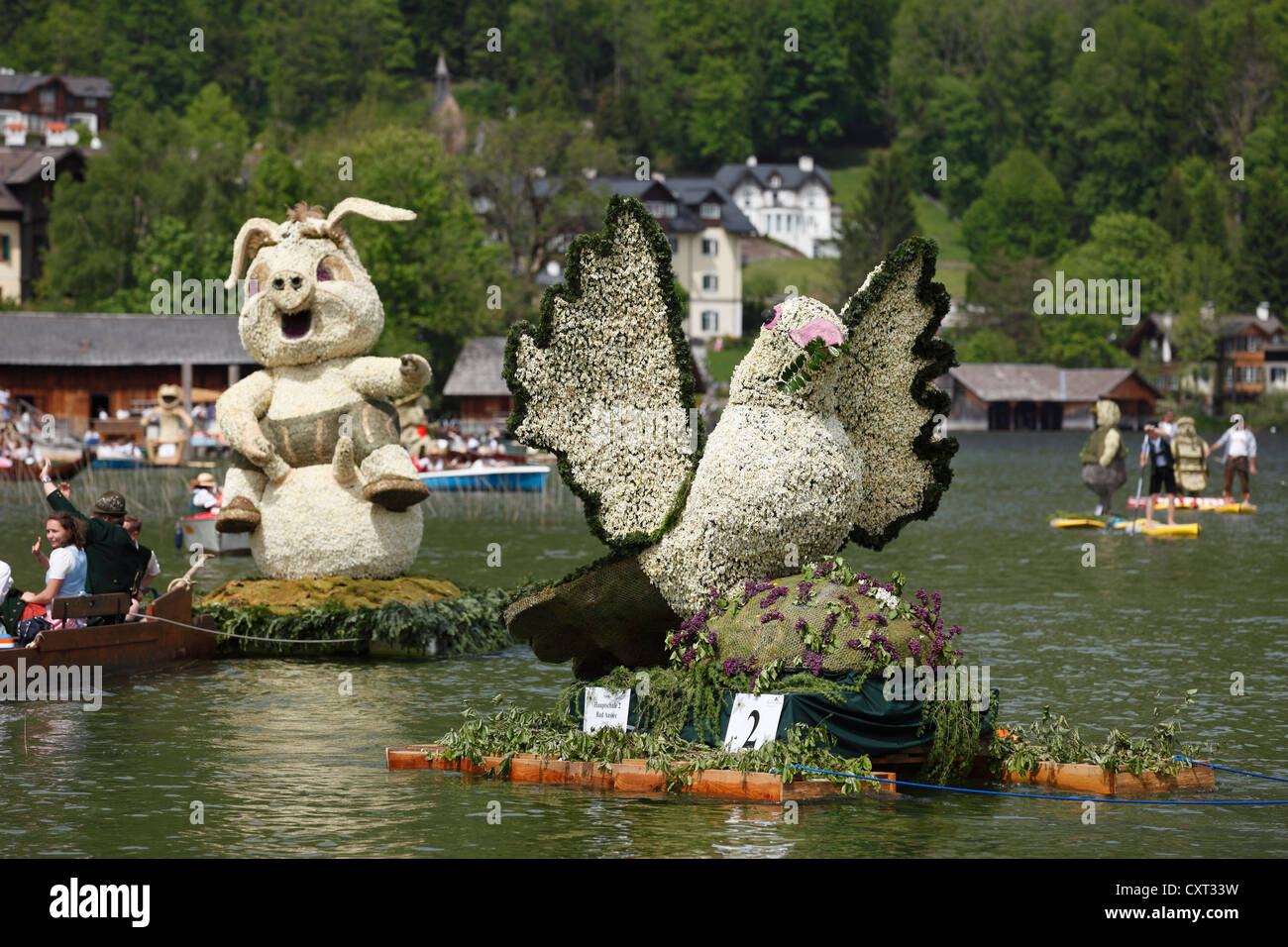 Colomba figura fatta di narcisi, sfilata di barche sul lago Altausseer vedere, Daffodil Festival, Altaussee vicino a Bad Aussee, Ausseerland Foto Stock