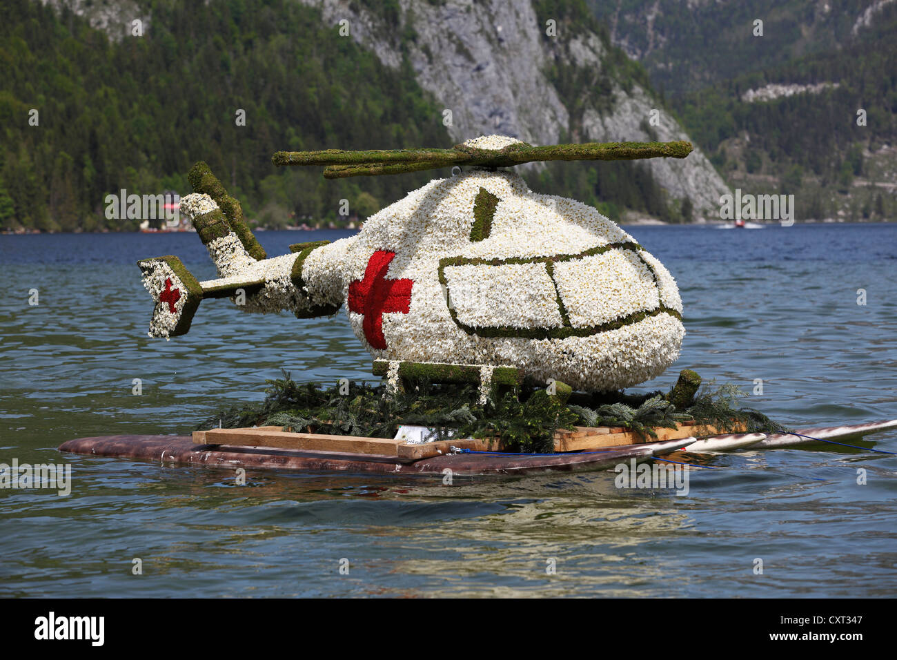 Elicottero realizzato di narcisi dalla Croce Rossa youth club, sfilata di barche sul lago Altausseer vedere, Daffodil Festival Foto Stock