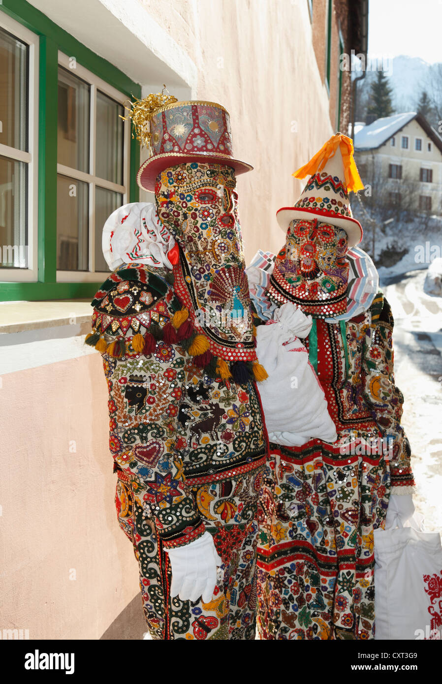 Coppia indossando costumi Flinserl, molla figure del carnevale di Ausseer, Carnevale a Bad Aussee, Ausseerland, Salzkammergut Foto Stock