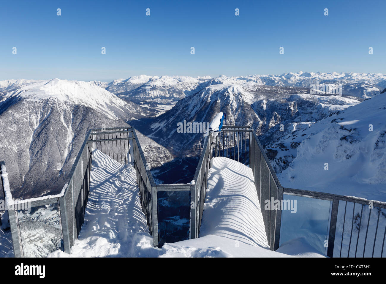 Cinque dita di piattaforma di osservazione, affacciato sul Patrimonio Mondiale vista dal Monte Krippenstein oltre Sarstein e montagna Foto Stock