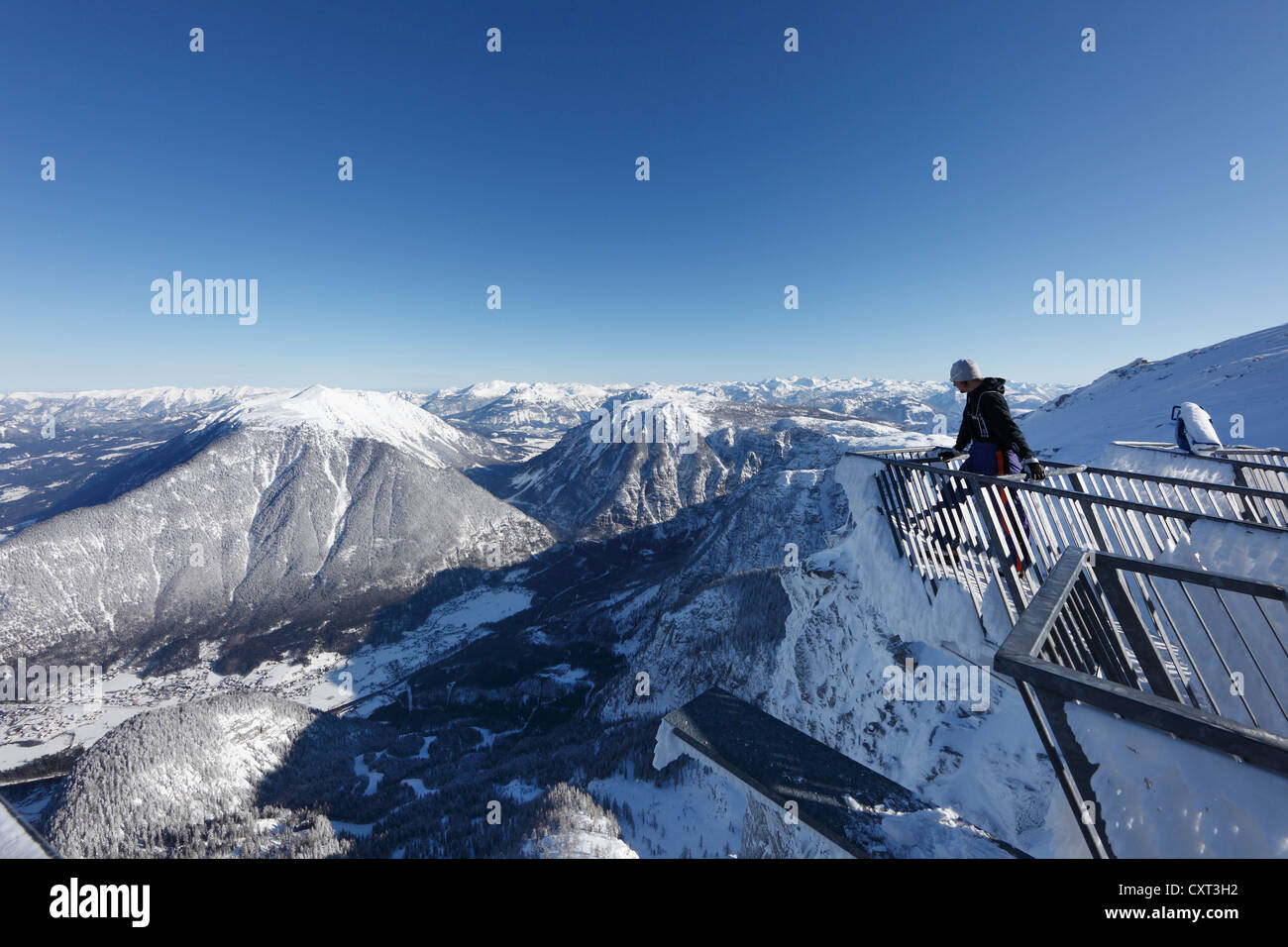 Cinque dita di piattaforma di osservazione, affacciato sul Patrimonio Mondiale vista dal Monte Krippenstein oltre Obertraun e Sarstein Foto Stock