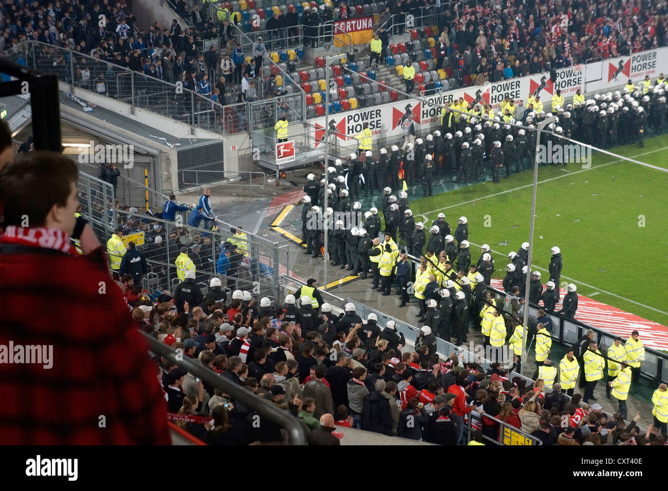 Sicurezza e polizia durante la partita retrocessione Fortuna Duesseldorf vs. Herta BSC Berlin, Esprit Arena, Duesseldorf Foto Stock